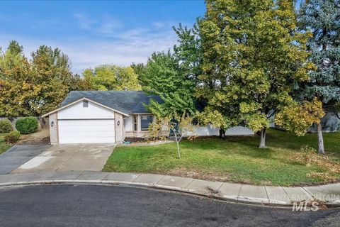 Photo of 560 W Creekview Dr, Meridian, ID 83646 (MLS # 98964873)