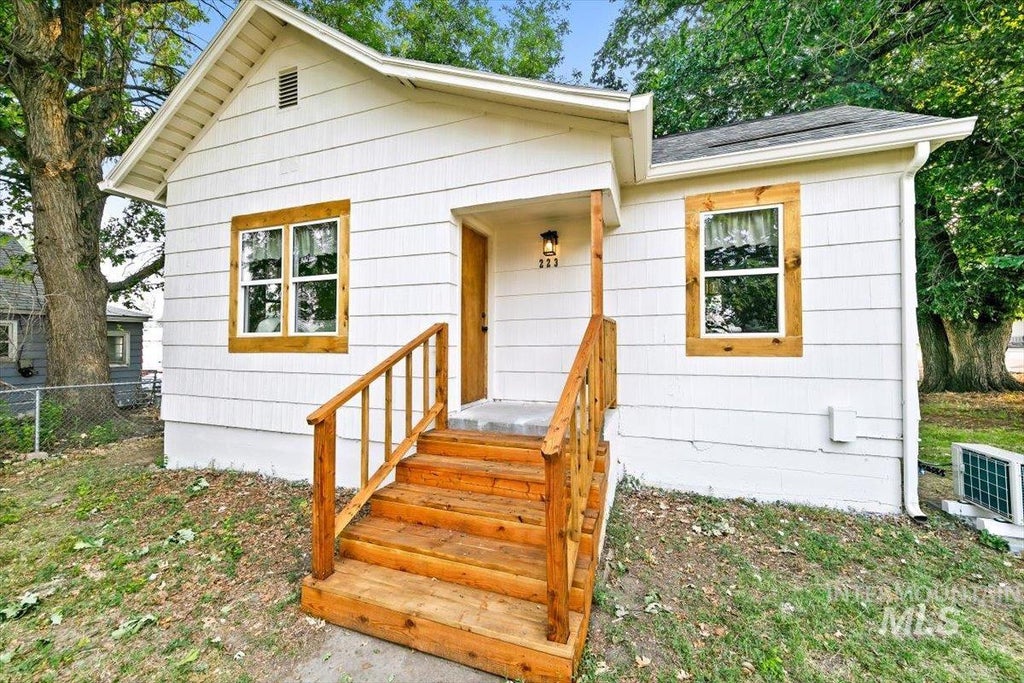 Photo of 223 E Chicago St, Caldwell, ID 83605 (MLS # 98995652)