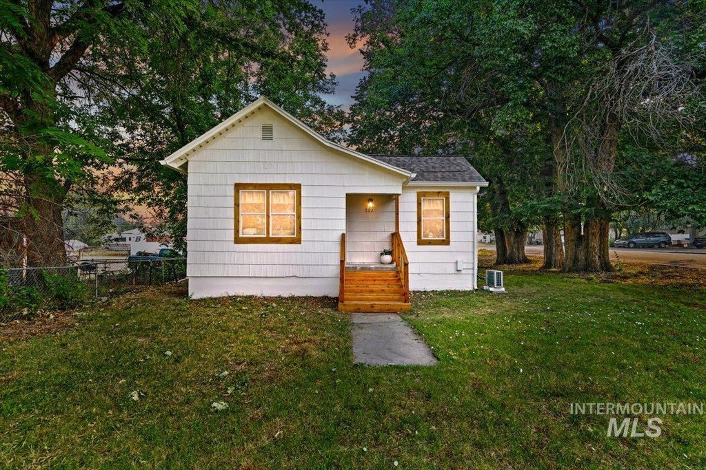 Photo of 223 E Chicago St, Caldwell, ID 83605 (MLS # 98995652)