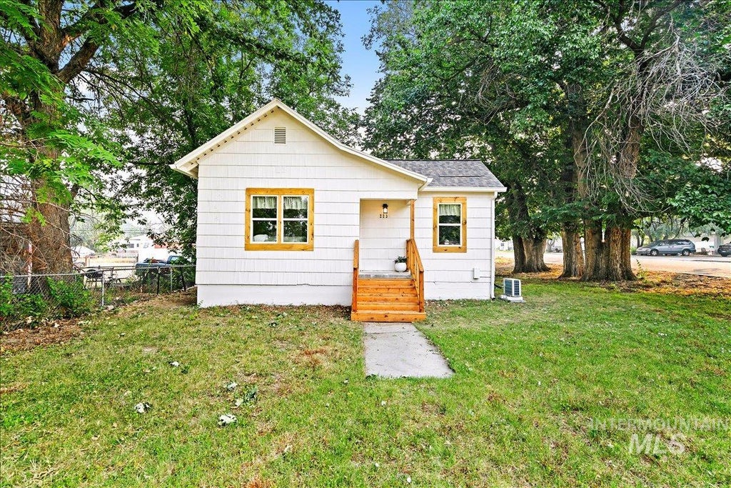 Photo of 223 E Chicago St, Caldwell, ID 83605 (MLS # 98995652)
