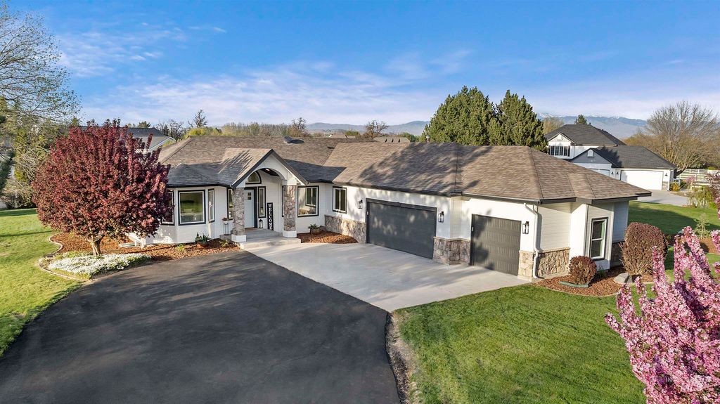 Photo of 1910 W Campo Ln, Eagle, ID 83616 (MLS # 98962073)