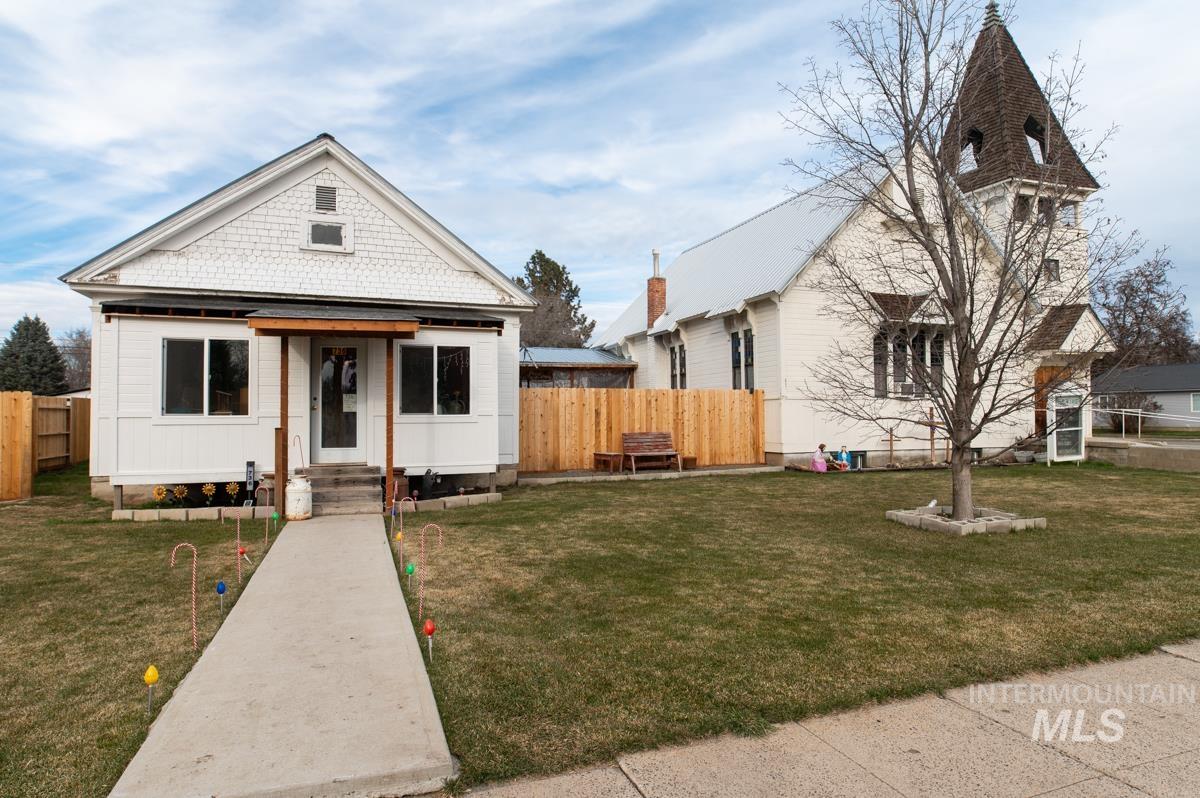 Bungalow with entry steps