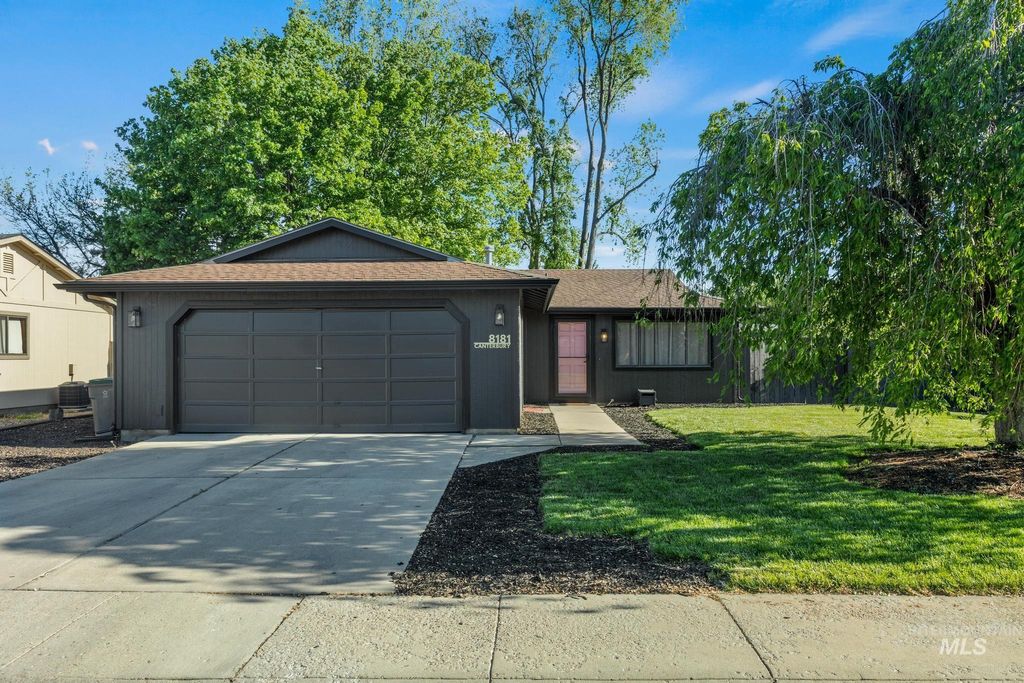 Photo of 8181 W Canterbury Ct, Boise, ID 83704 (MLS # 98985322)