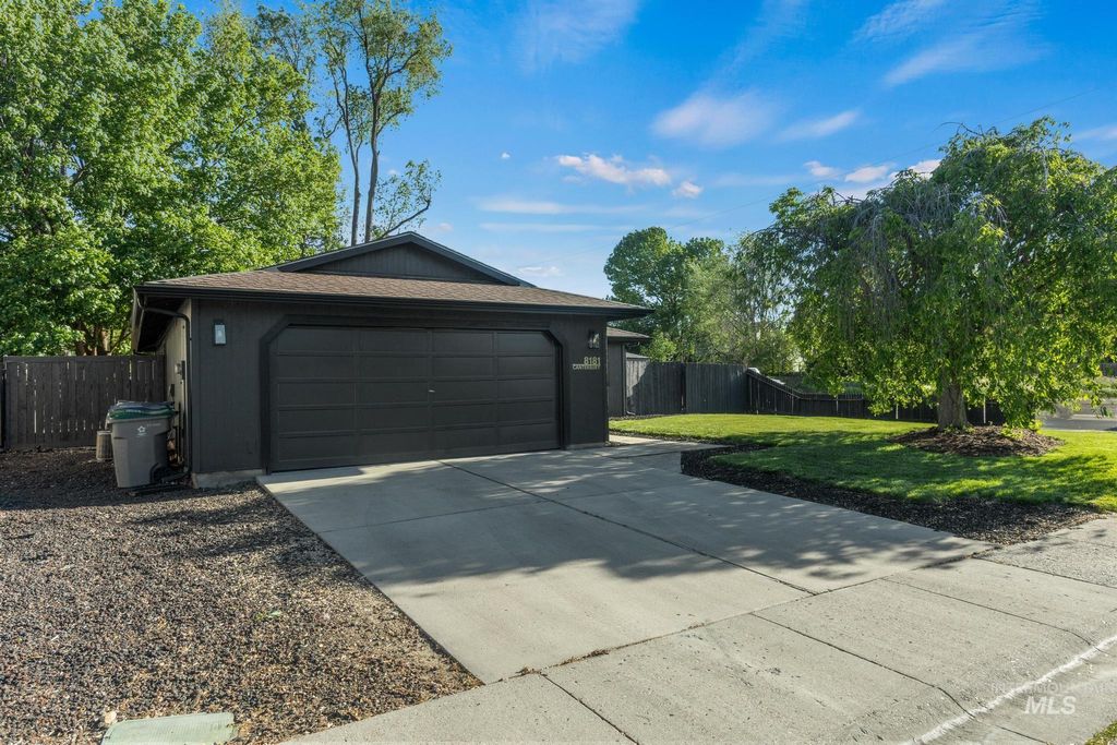 Photo of 8181 W Canterbury Ct, Boise, ID 83704 (MLS # 98985322)