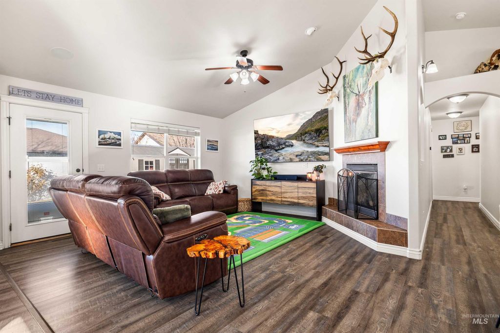 Photo of 964 Borah Ave W Ave, Twin Falls, ID 83301 (MLS # 98975481)