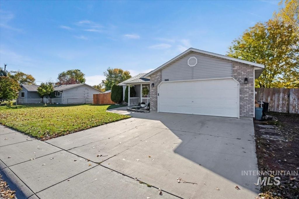 Photo of 565 Laurel Dr, Mountain Home, ID 83647 (MLS # 98966038)