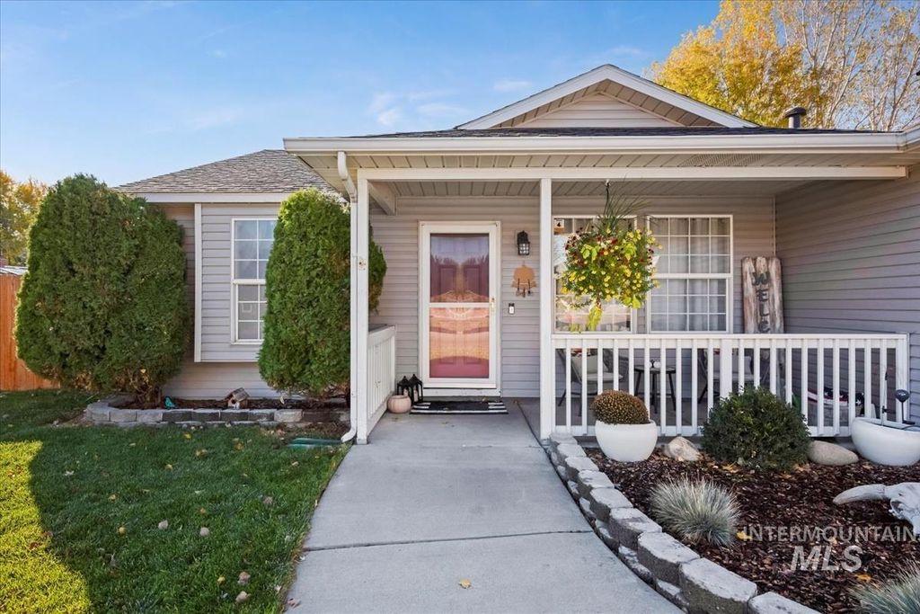 Photo of 565 Laurel Dr, Mountain Home, ID 83647 (MLS # 98966038)