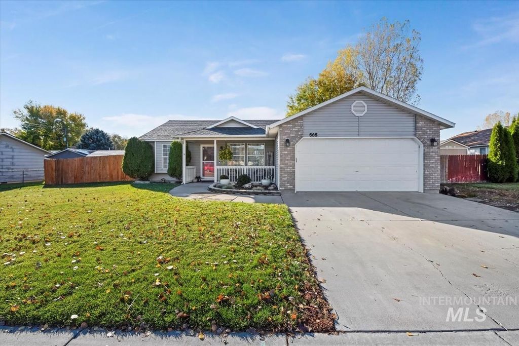 Photo of 565 Laurel Dr, Mountain Home, ID 83647 (MLS # 98966038)