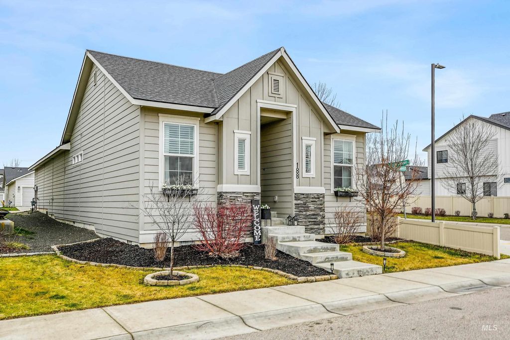 Photo of 188 S Echo Canyon Avenue, Meridian, ID 83642 (MLS # 98971122)