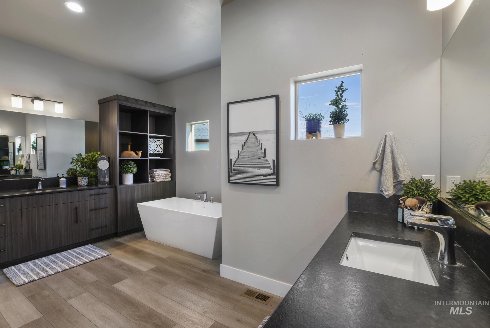 Twin Falls, Idaho 83301, United States, 4 Bedrooms Bedrooms, ,3 BathroomsBathrooms,Residential,Active,252477