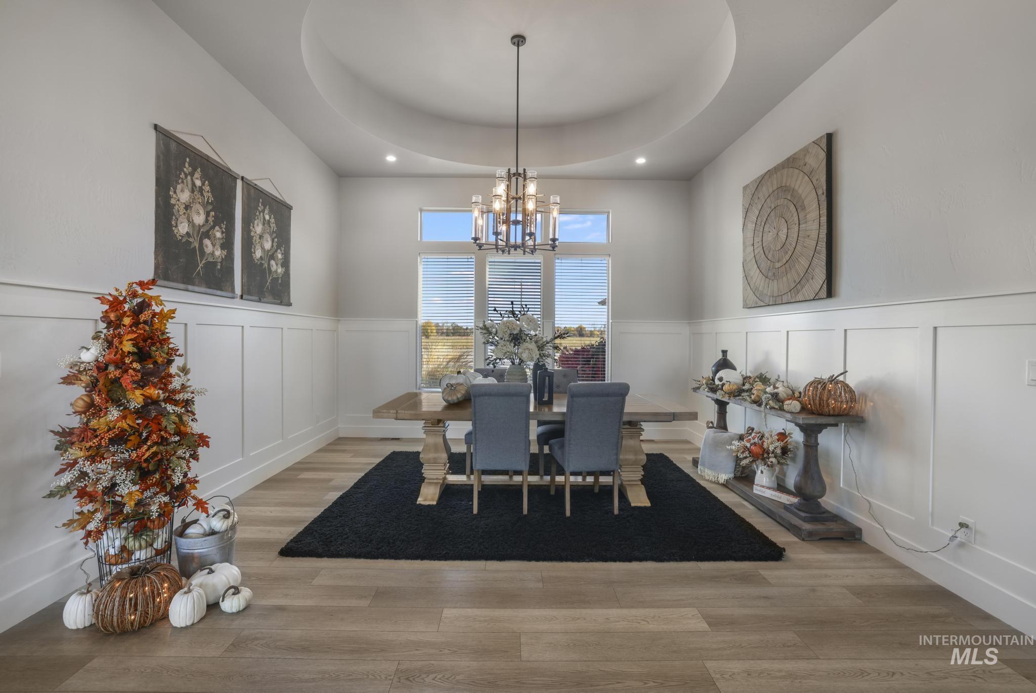 439 N Meadowview Lane N