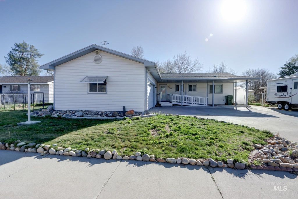 Photo of 1302 SW 12th St, Ontario, OR 97914 (MLS # 98979744)