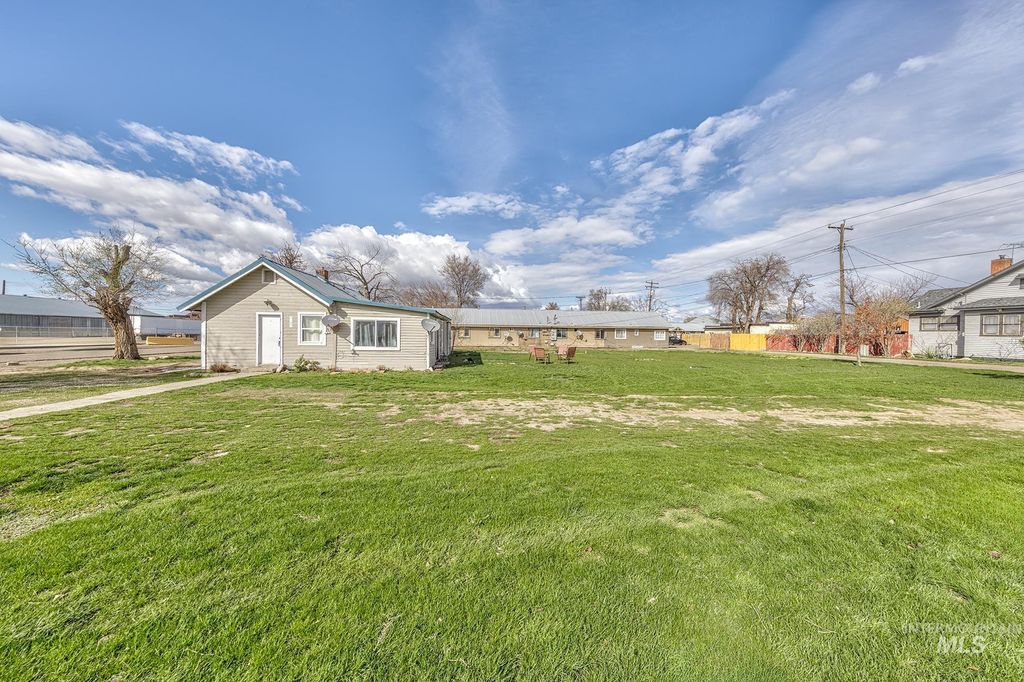 Photo of 107 SE 5th Ave, Ontario, OR 97914 (MLS # 98963824)