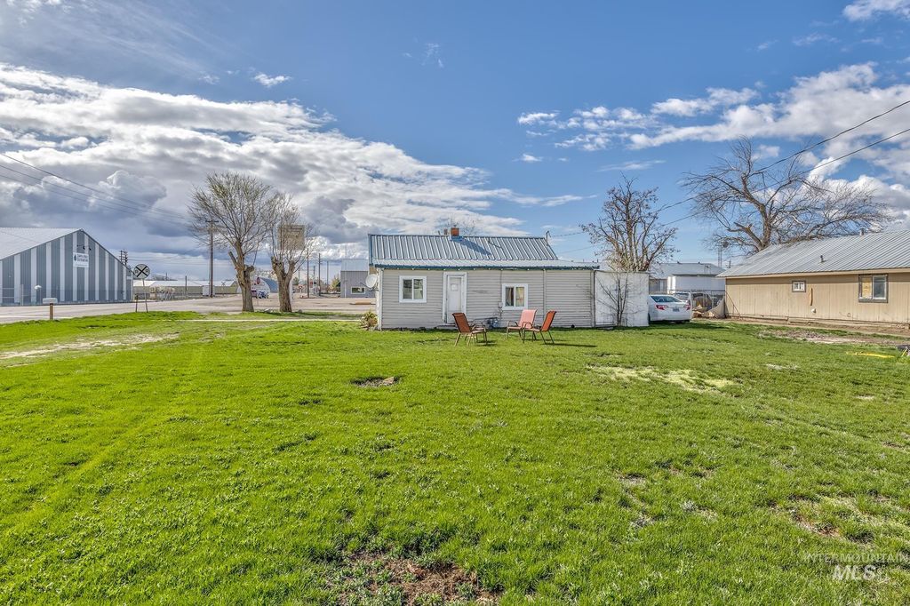 Photo of 107 SE 5th Ave, Ontario, OR 97914 (MLS # 98963824)
