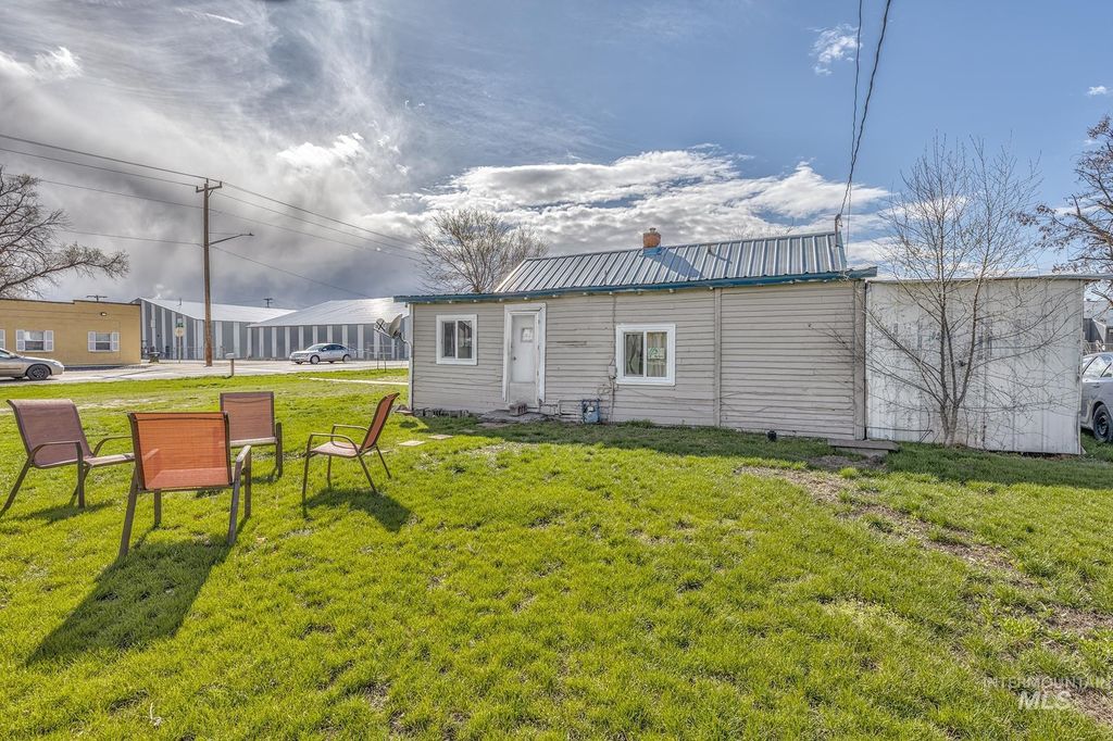 Photo of 107 SE 5th Ave, Ontario, OR 97914 (MLS # 98963824)