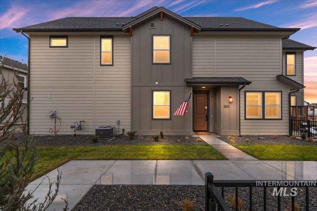 Photo of 203 S Koyukuk Ln, Star, ID 83669 (MLS # 98972961)