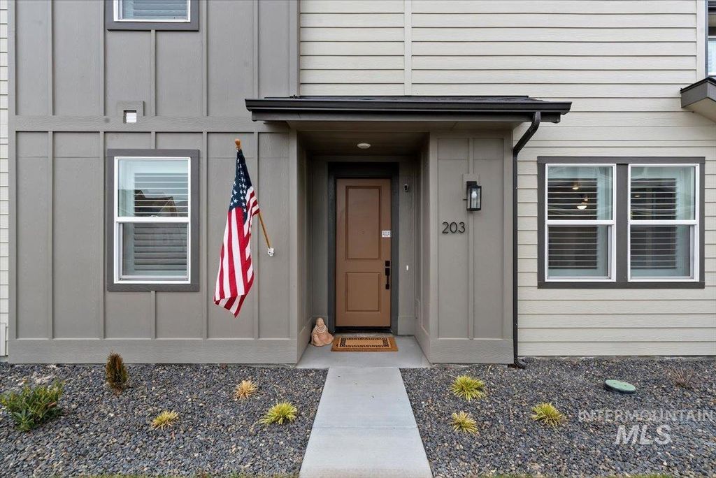 Photo of 203 S Koyukuk Ln, Star, ID 83669 (MLS # 98972961)