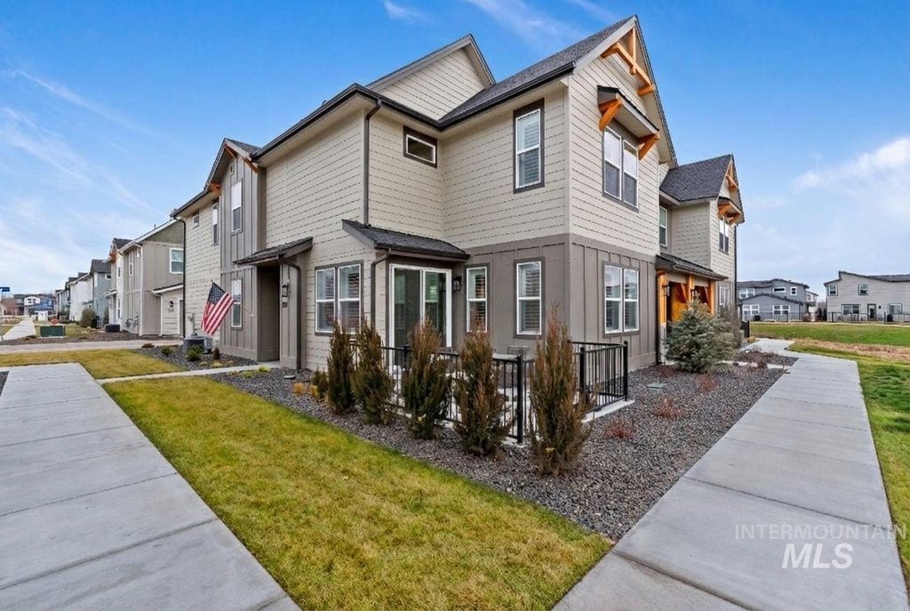 Photo of 203 S Koyukuk Ln, Star, ID 83669 (MLS # 98972961)