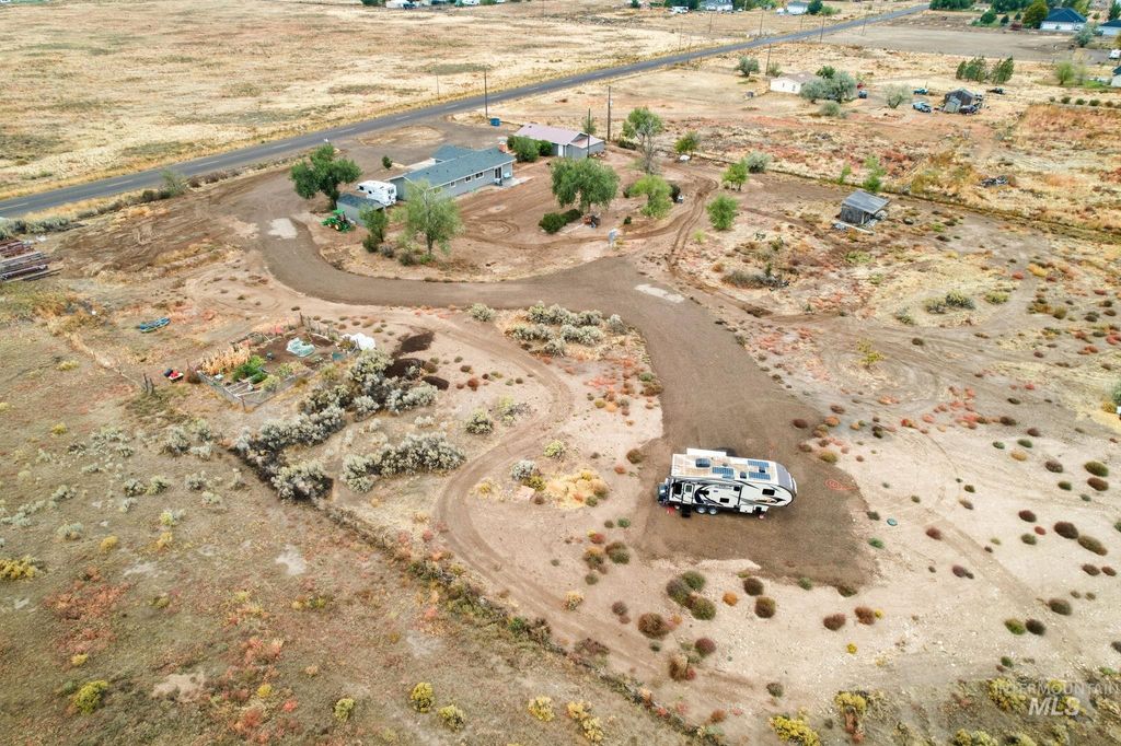 Photo of 1322 SW Hamilton Road, Mountain Home, ID 83647 (MLS # 98963884)