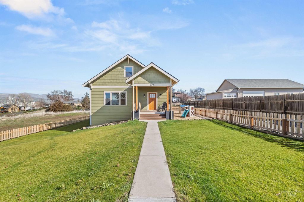 Photo of 425 27th St, Lewiston, ID 83501 (MLS # 98976794)