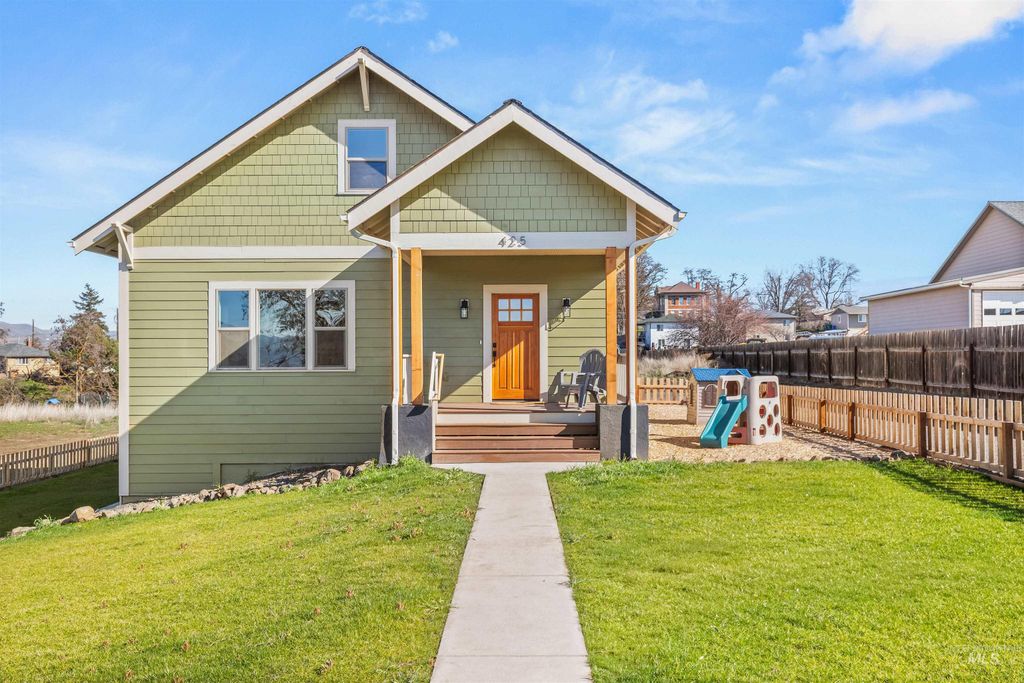 Photo of 425 27th St, Lewiston, ID 83501 (MLS # 98976794)