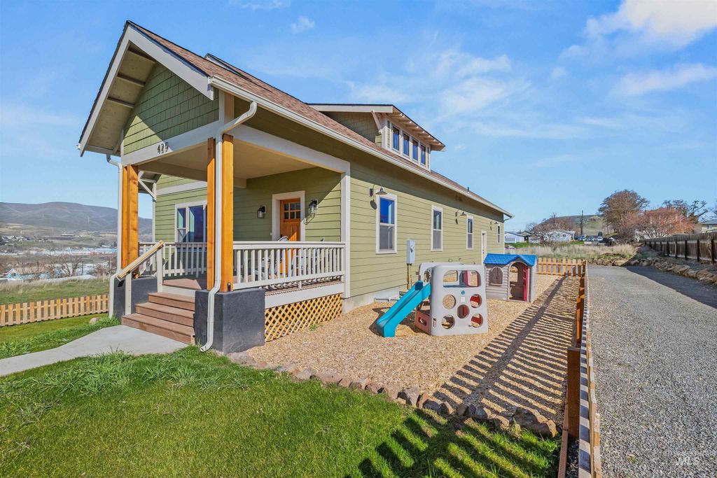 Photo of 425 27th St, Lewiston, ID 83501 (MLS # 98976794)