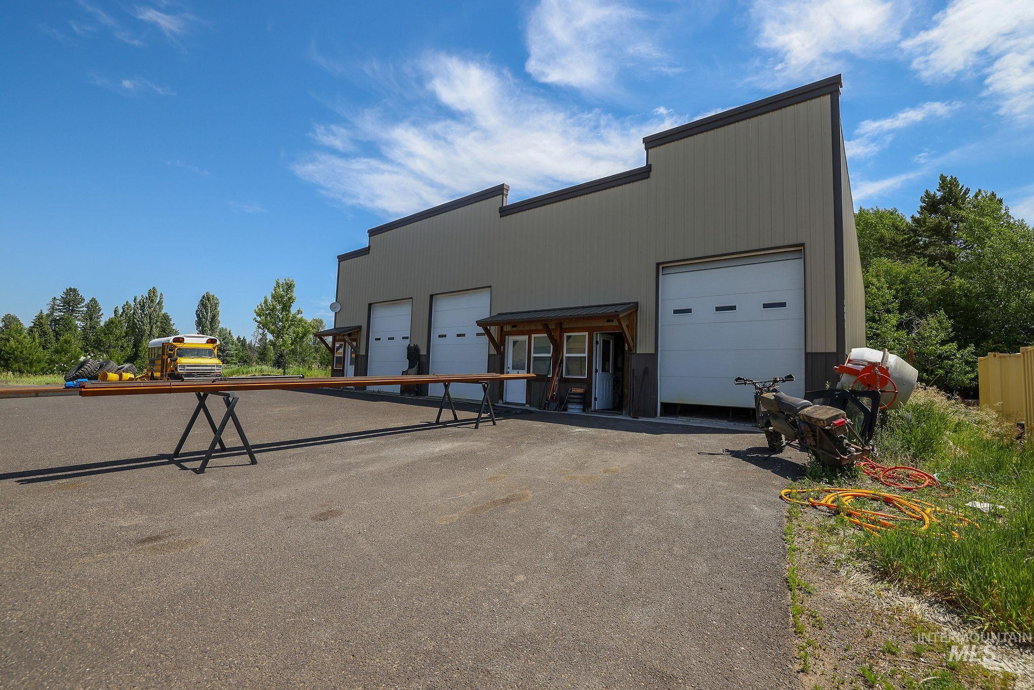 View of front facade with driveway