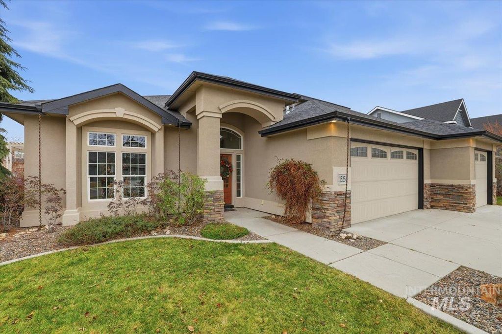 Photo of 1525 S Herron Dr, Nampa, ID 83686 (MLS # 98972369)