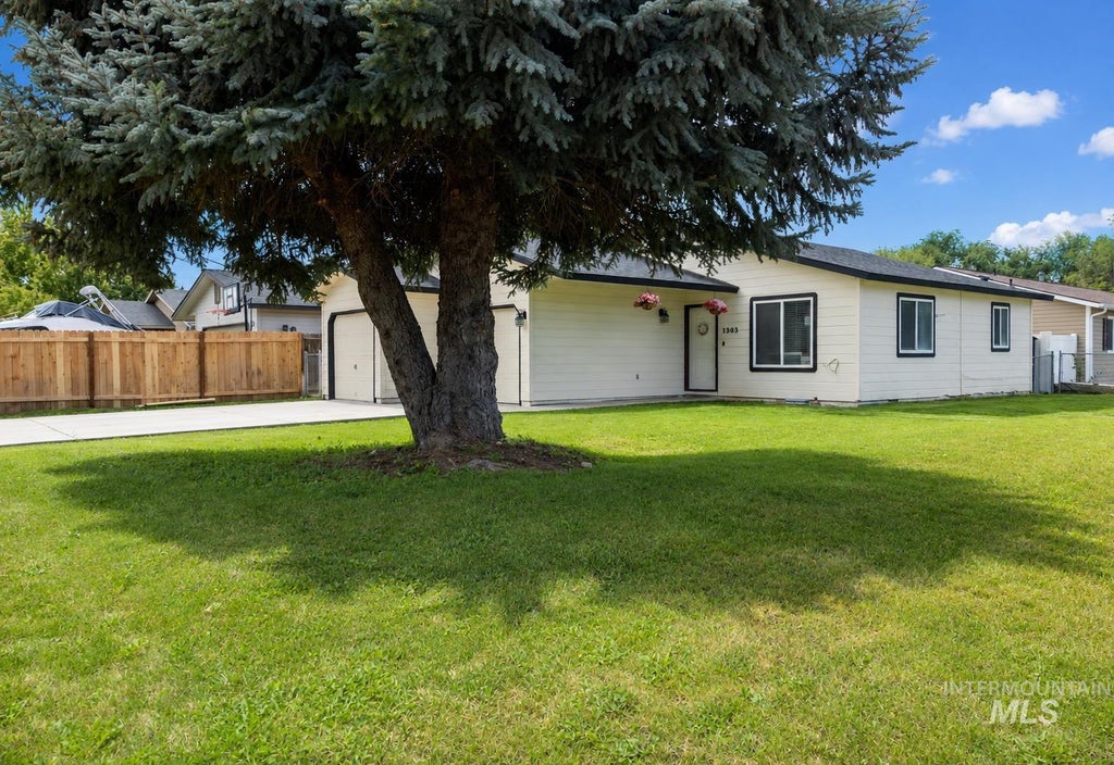 Photo of 1303 S Elder St, Nampa, ID 83686 (MLS # 99000713)