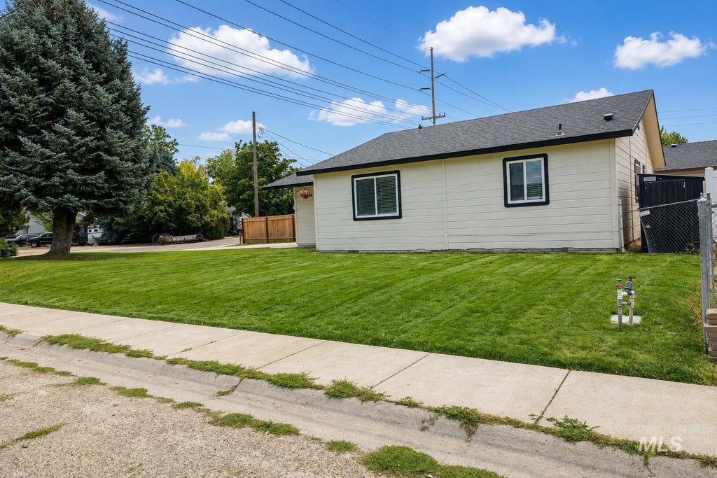 Photo of 1303 S Elder St, Nampa, ID 83686 (MLS # 99000713)