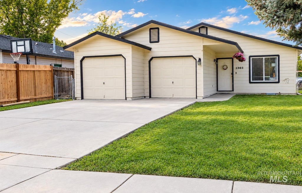 Photo of 1303 S Elder St, Nampa, ID 83686 (MLS # 99000713)