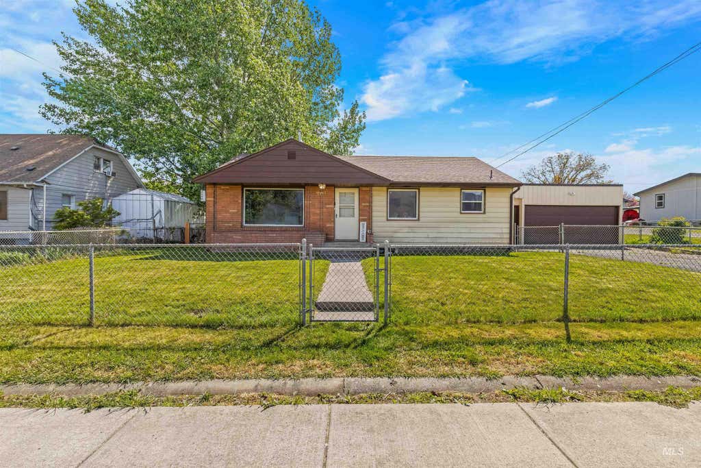 Photo of 1357 Chesnut St, Clarkston, WA 99403 (MLS # 98995819)
