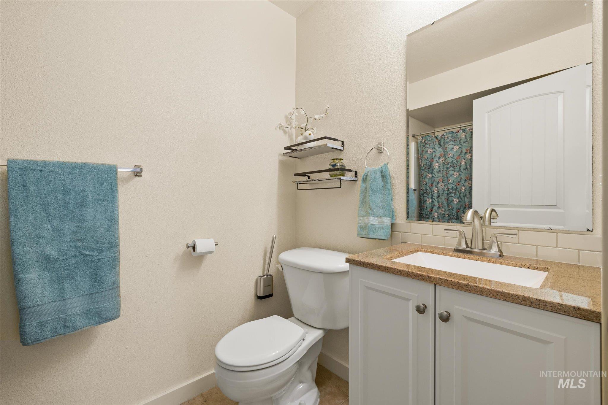 Bathroom with vanity and backsplash