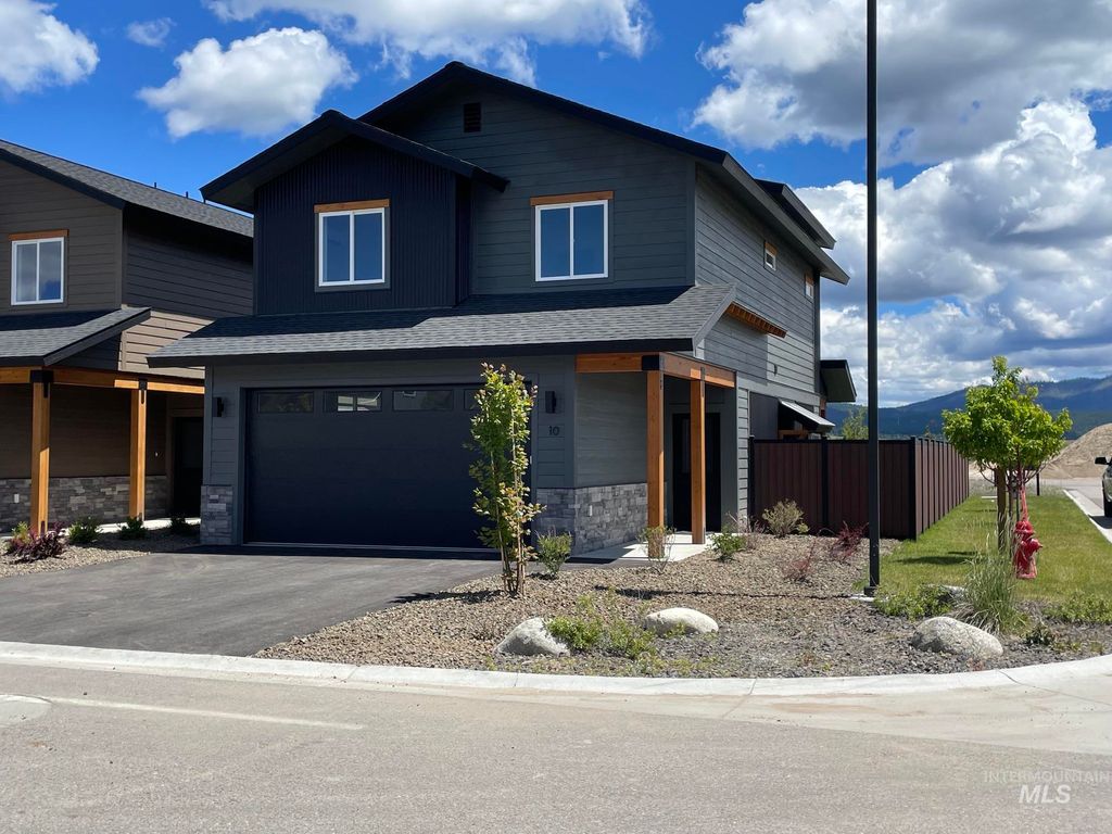 Photo of 10 North Creek, Cascade, ID 83611 (MLS # 98988709)