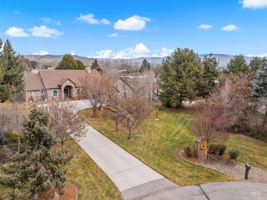 Photo of 3900 N Saddleman Place, Eagle, ID 83616 (MLS # 98972972)