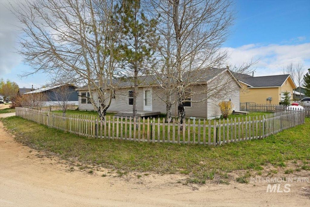 Photo of 932 5th, Fairfield, ID 83327 (MLS # 98981750)