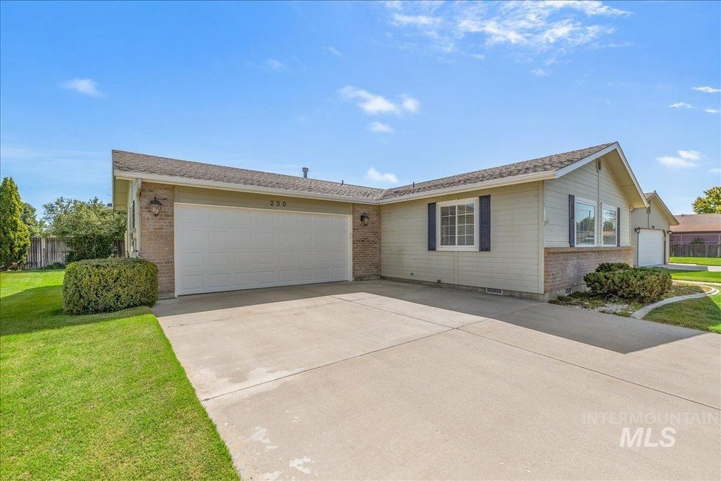 Photo of 1100 Burnett Dr #250A, Nampa, ID 83651 (MLS # 98987506)