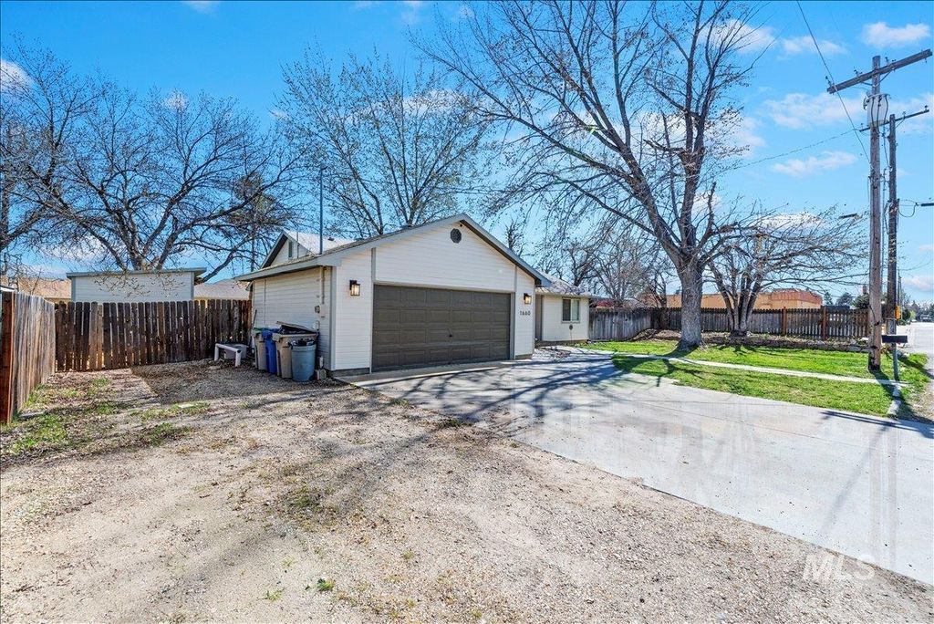 Photo of 1660 N Eldorado St, Boise, ID 83704 (MLS # 98978952)