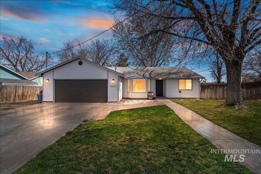 Photo of 1660 N Eldorado St, Boise, ID 83704 (MLS # 98978952)