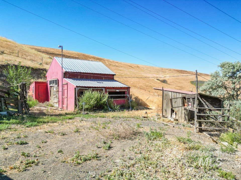 View of yard with an outbuilding