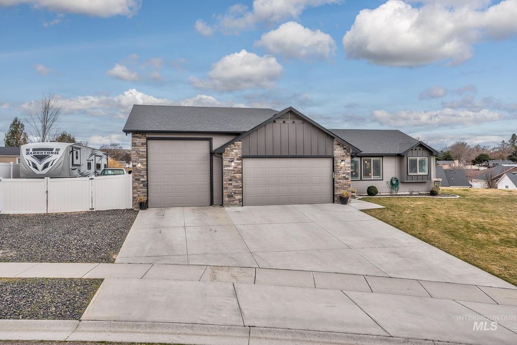 Photo of 2107 Lisa Court, Payette, ID 83661 (MLS # 98977903)
