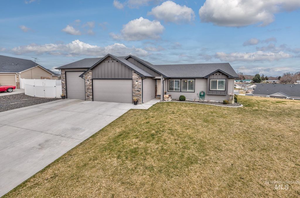 Photo of 2107 Lisa Court, Payette, ID 83661 (MLS # 98977903)