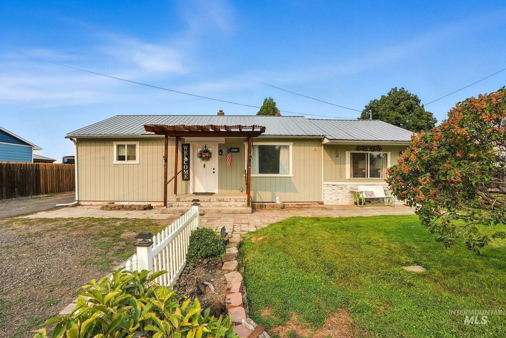 Photo of 3506 10th St, Lewiston, ID 83501 (MLS # 98961098)
