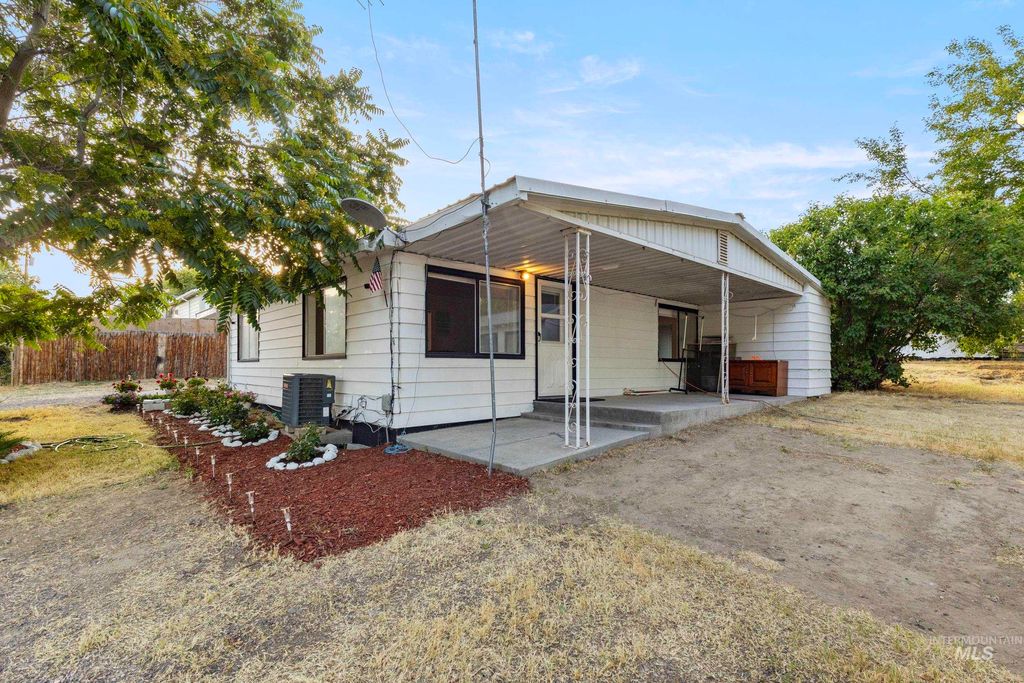 Photo of 405 Main St, Adrian, OR 97901 (MLS # 98952876)