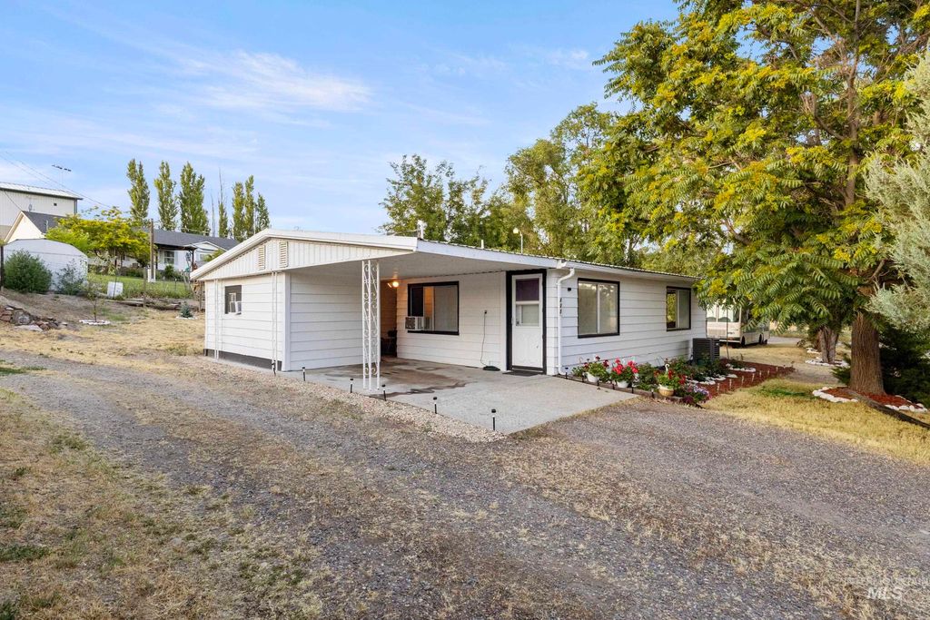 Photo of 405 Main St, Adrian, OR 97901 (MLS # 98952876)