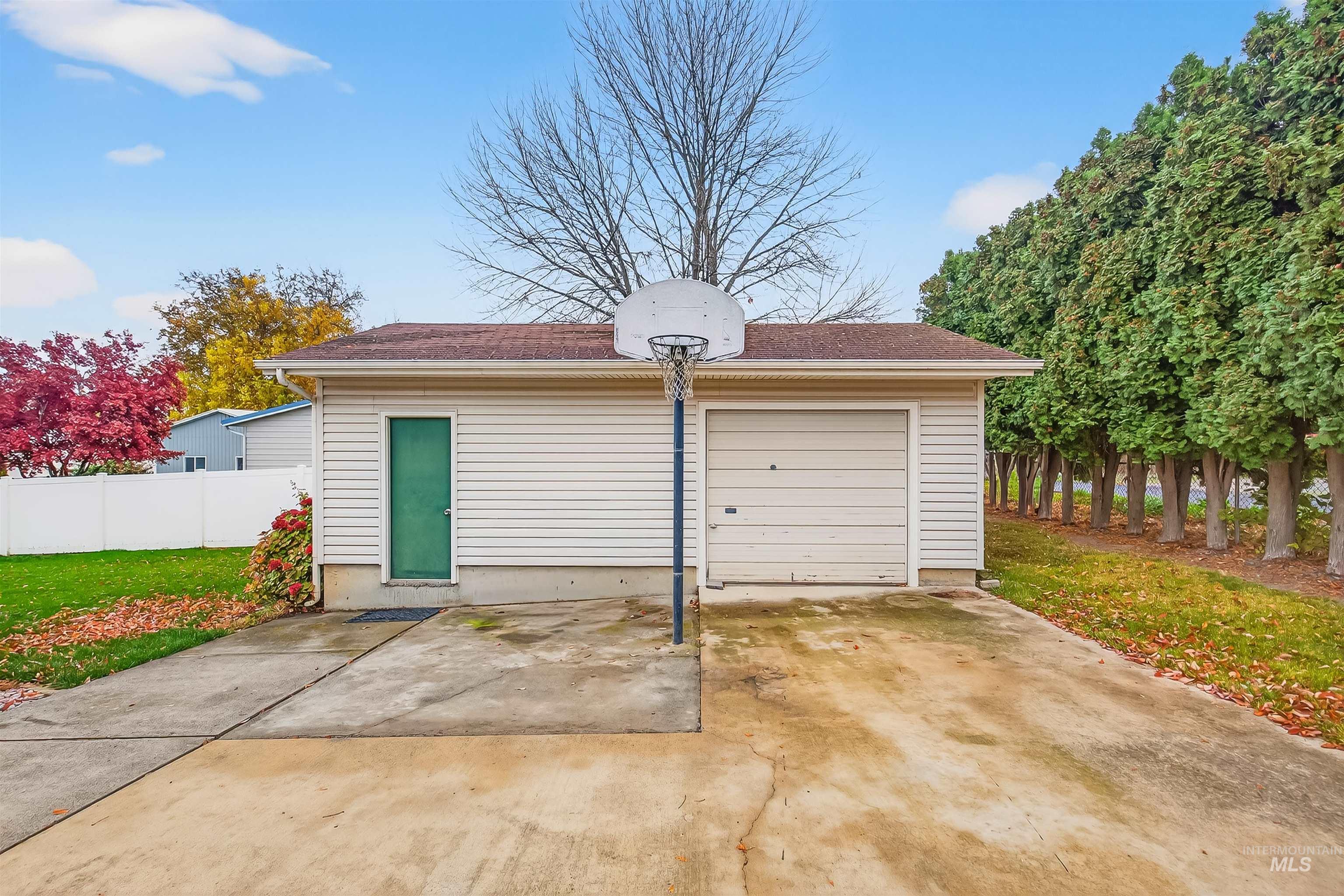Detached garage featuring concrete driveway