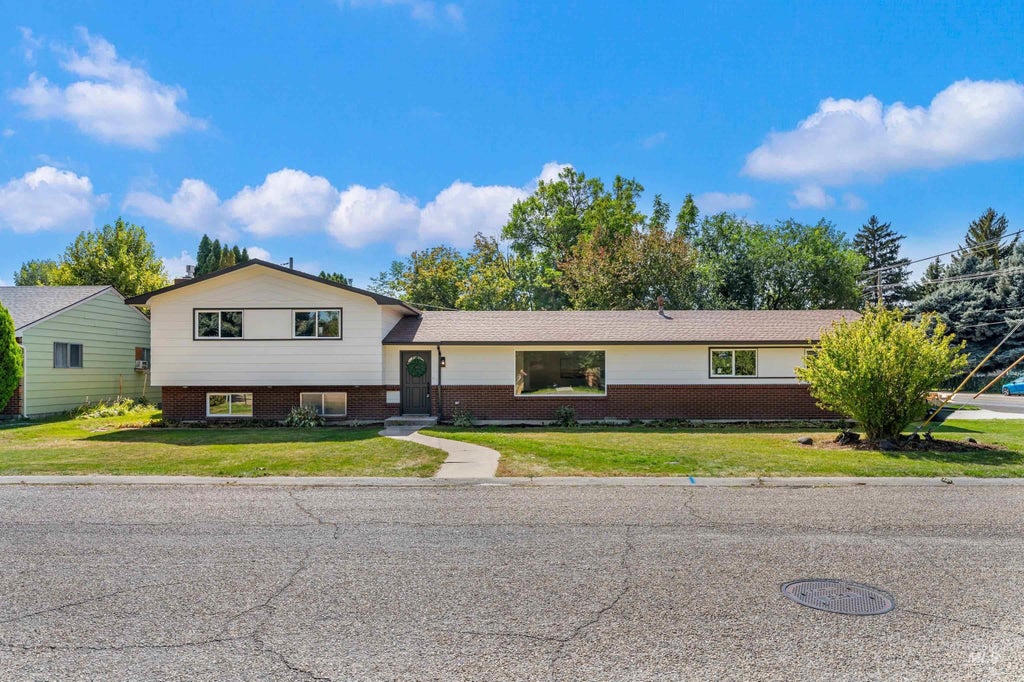 Photo of 1503 E Dakota Ave, Nampa, ID 83686 (MLS # 99000084)