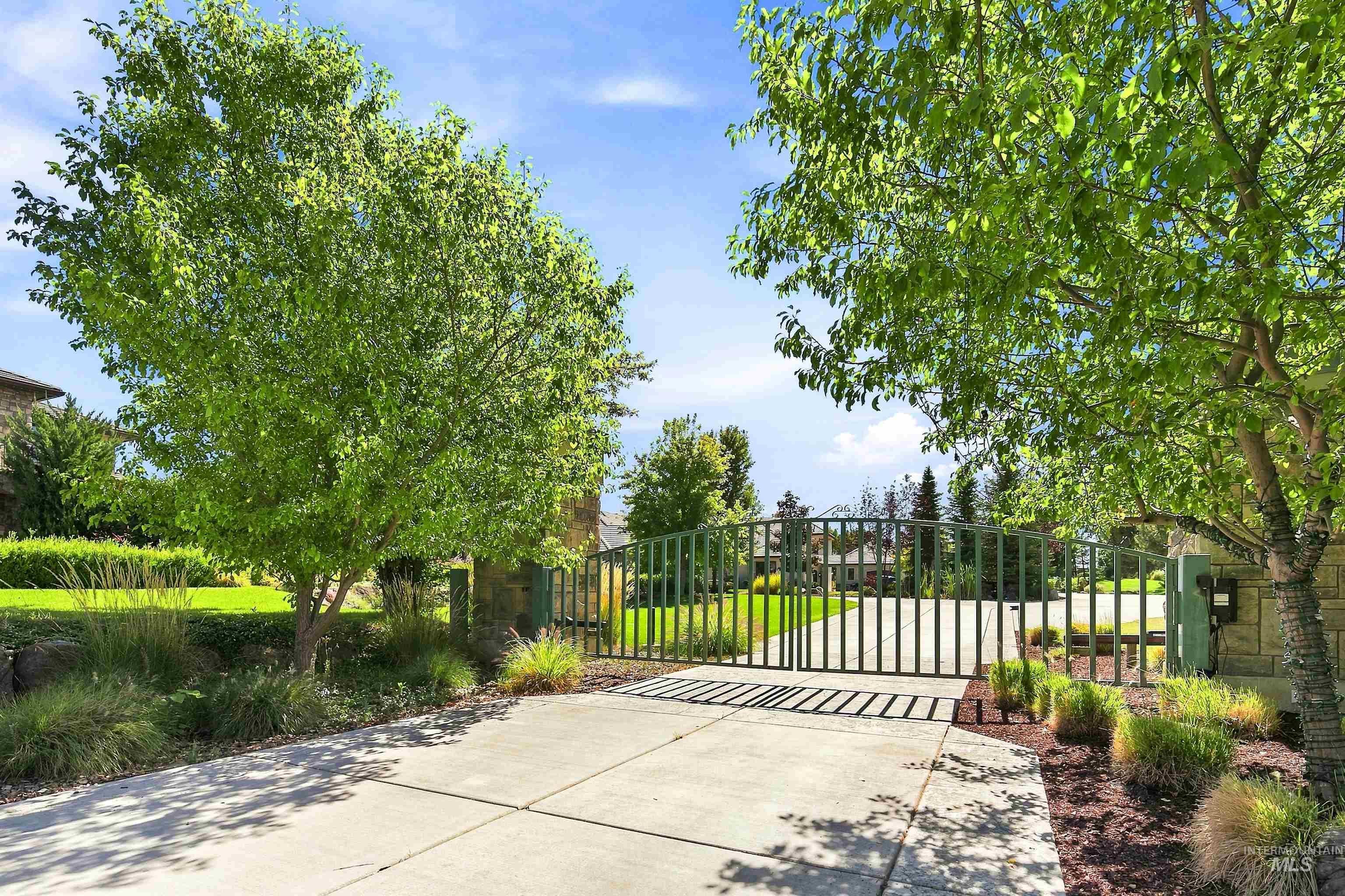 6462 N. Spurwing Ln.