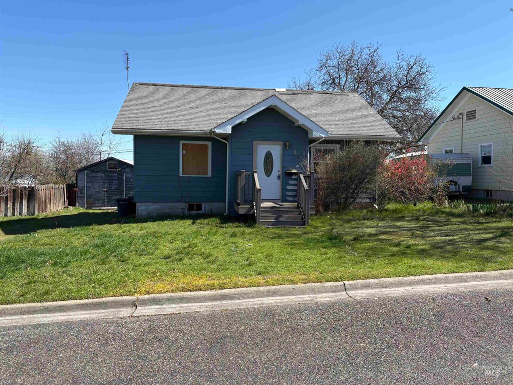 Photo of 1317 Mccarroll St, Clarkston, WA 99403 (MLS # 98979827)