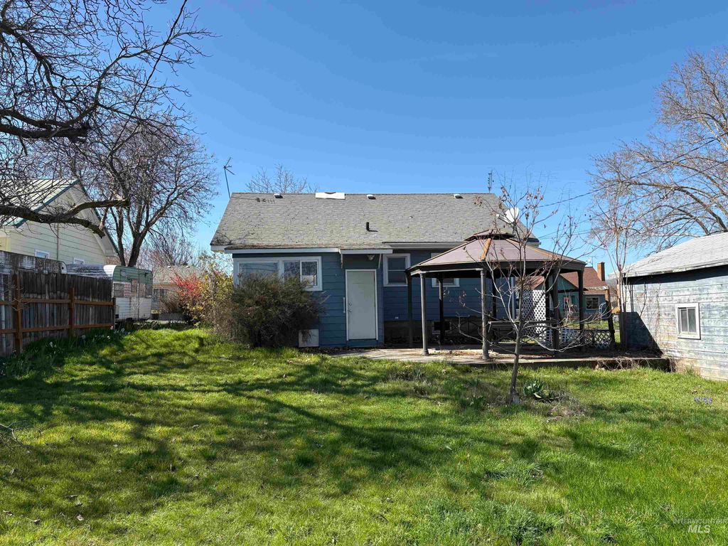 Photo of 1317 Mccarroll St, Clarkston, WA 99403 (MLS # 98979827)
